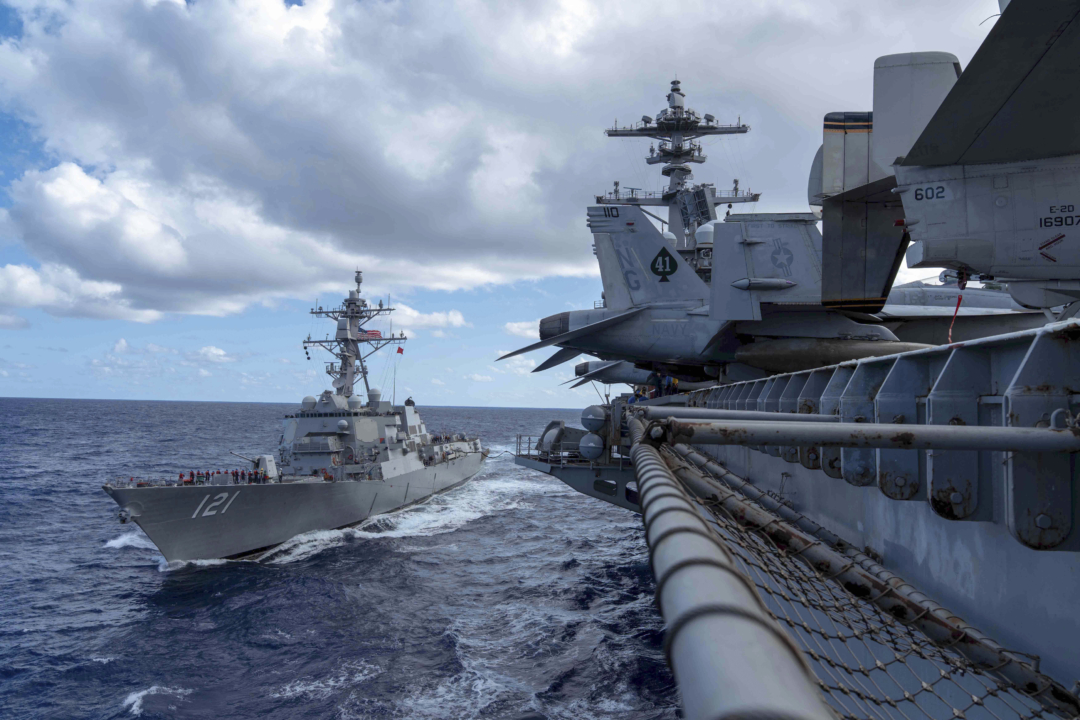 2025��12��10�գ������������𽢡�С�˵�ɭ�š���USS Frank E. Petersen Jr.����̫ƽ���뺽��ĸ�����ֿϺš���USS Abraham Lincoln�����������к��ϼ�����ҵ��������ս������վ��