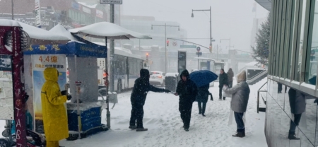 ŦԼ��ѩ�׷ɣ����ֹ�ѧԱ��������㽲���ࡣ