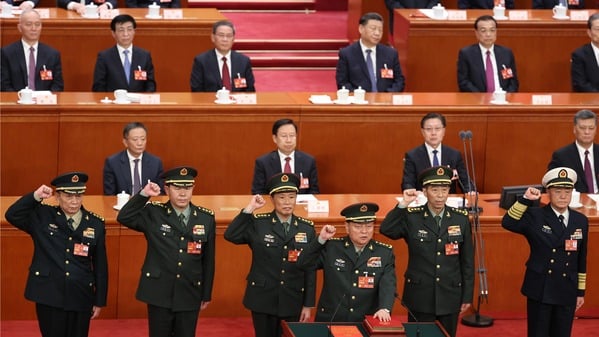 2023��3��11�գ���ȫ���������������Ĵ�ȫ�w���h�ϣ��й�����܊ί����ϯ�������ͺ��l�|��ǰ�ţ��c��������܊ίί�Tһͬ���ľ���(Lintao Zhang/Getty Images)