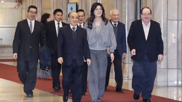 国民党主席郑丽文(前右2)偕同副主席李干 龙(前右)、萧旭岑(2排左)等4位副主席,以及文传会主委吴宗宪(2排左2)等人,拜会前立法院长王金平(前左)。(图片来源:中央社)