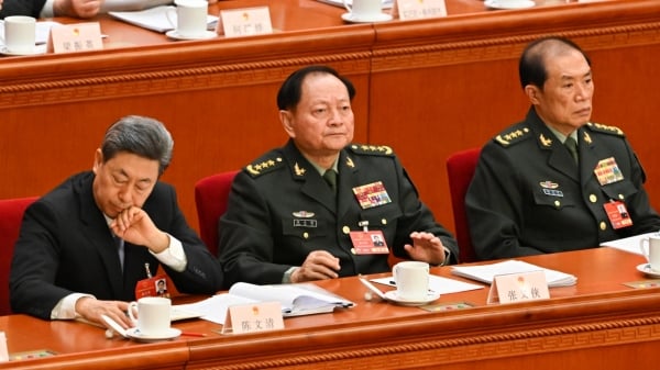 2025年3月5日,中共中央军事委员会副主席何卫东(右)和中央军事委员会副主席张又侠(中)出席在北京人民大会堂举行的全国人民代表大会开幕会议。(图片来源:ADEK BERRY/AFP via Getty Images)