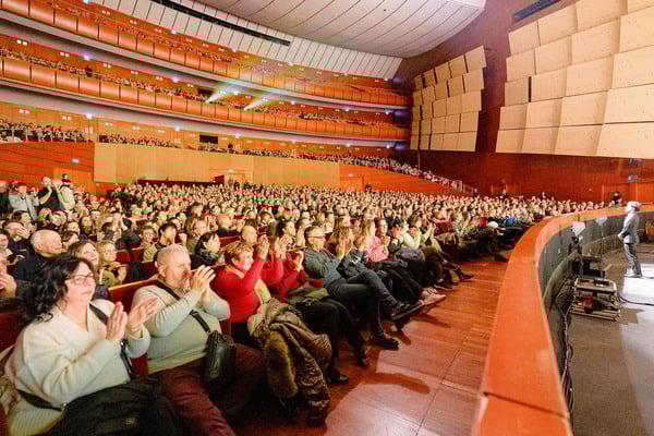 2026年1月23日晚,神韵纽约艺术团在意大利米兰的阿尔钦博第剧院(Teatro degli Arcimboldi)举行在当地的第11场演出,再次爆满。(Epoch Times)