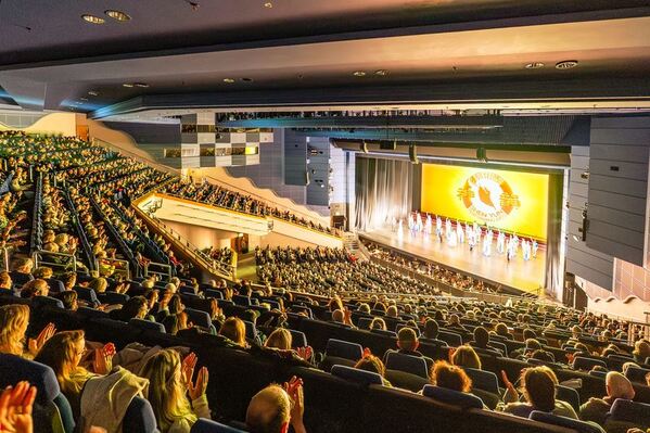 2026年1月2日,美国神韵环球艺术团在英国伯明翰IC(The ICC Birmingham–Hall 1)音乐厅的首场演出爆满。(Epoch Times)