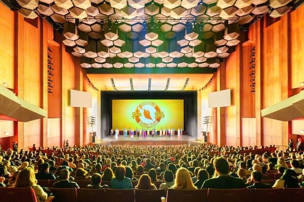 2025年12月30日晚,神韵新世界艺术团在美国德州休斯敦琼斯演艺中心(Jones Hall for the Performing Arts)的演出爆满。(Epoch Times)