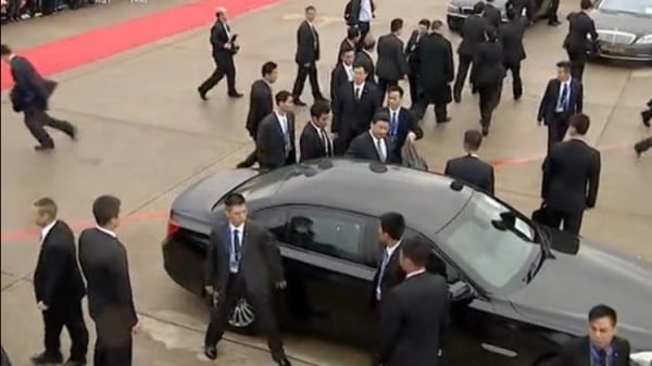 2014.12.19 军委会主席习近平乘车前往澳门半岛。 PLA中央警卫团(俗称“中南海保镳”)里三层外三层,严密护卫