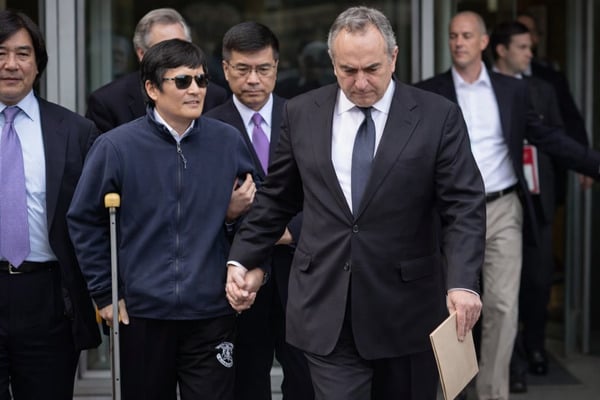 陈光诚走出美使馆20260212