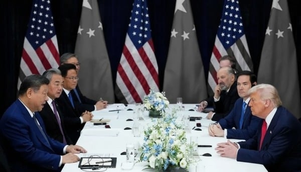 2025年10月30日,美国总统川普(右)在韩国釜山金海空军基地与中国国家主席习近平举行双边会晤。这是川普就任第二任总统以来首次与习近平会面,此前两国关系已持续数月紧张。