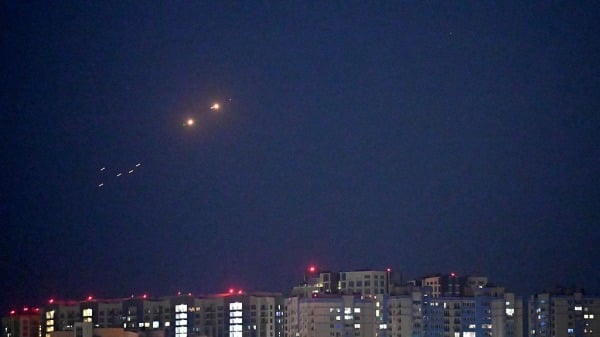 2025年7月18日,在俄罗斯入侵乌克兰期间,乌克兰防空部队在基辅的无人机袭击中部署以对抗俄罗斯无人机。