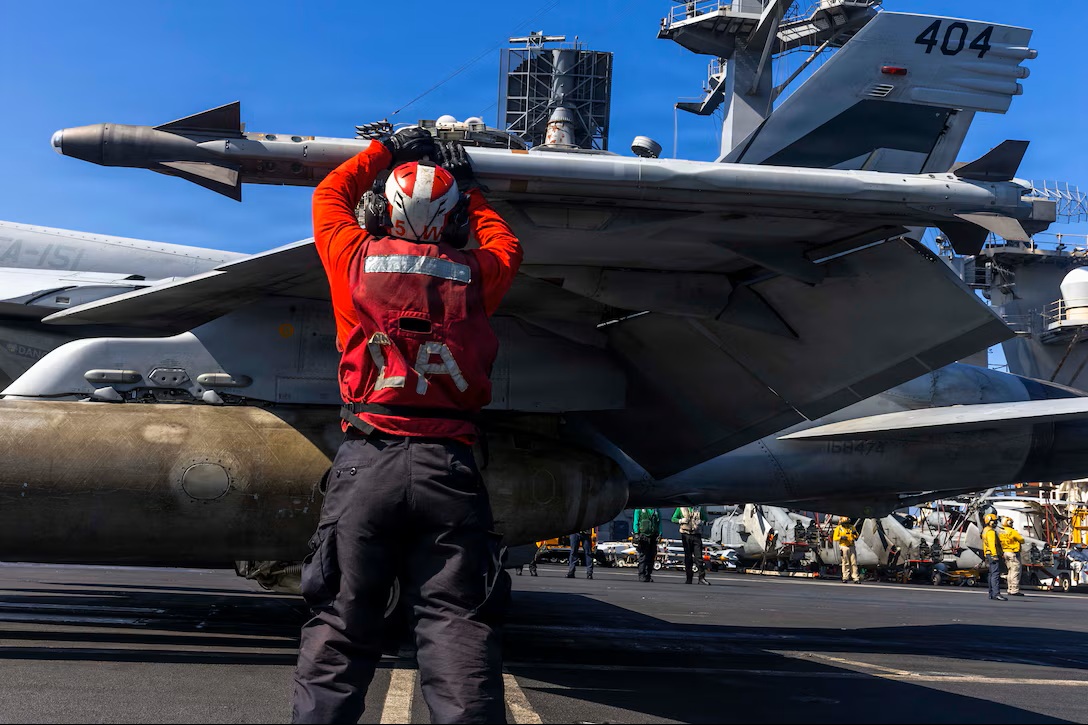 2026��3��3�գ��ڡ�ʷʫ��ŭ�ж����У�һ����������ˮ���������ȼ�����ĸ�����ǲ��������ֿϡ��ţ�CVN 72���ķ��мװ��ϣ���������ڵ�151ս���������жӣ�VFA-151����F/A-18E��������Ʒ䡱ս�����ϵĻƷ䡣 ������������Ƭ��