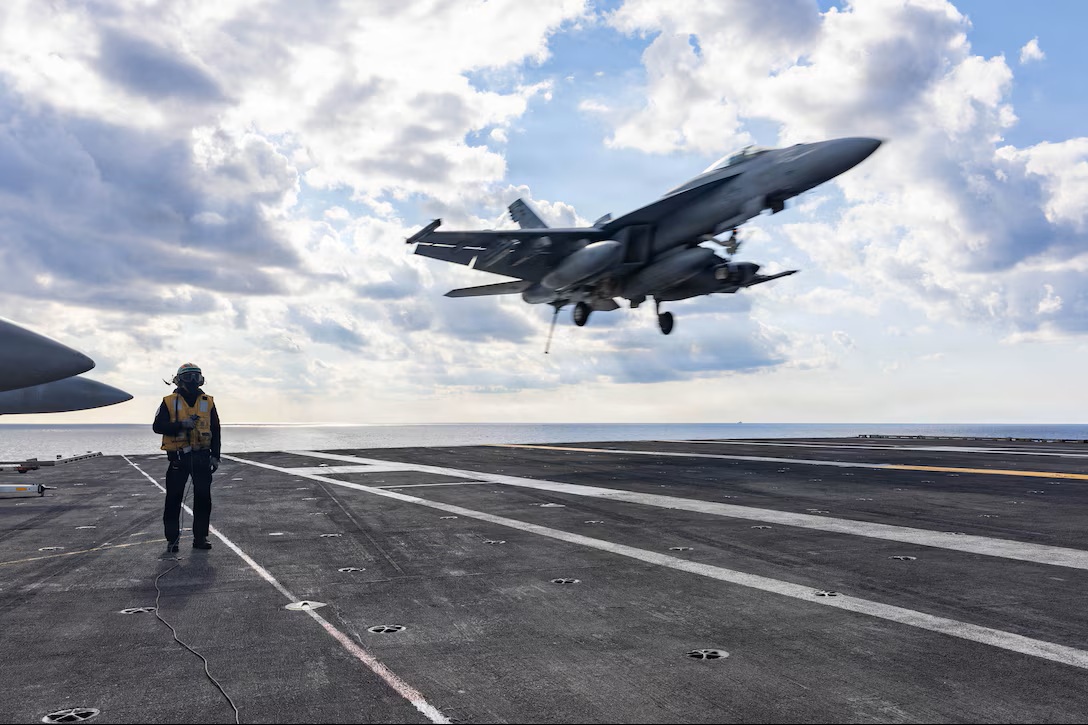 2026��3��2�գ�һ�������ڵ�37ս���������жӵ�F/A-18E��������Ʒ䡱ս�����ڶ����к�ִ�С�ʷʫ��ŭ���ж��ڼ䣬������������󺽿�ĸ�����������¡�R�����ء��ţ�CVN 78���ķ��мװ��ϡ� ������������Ƭ��