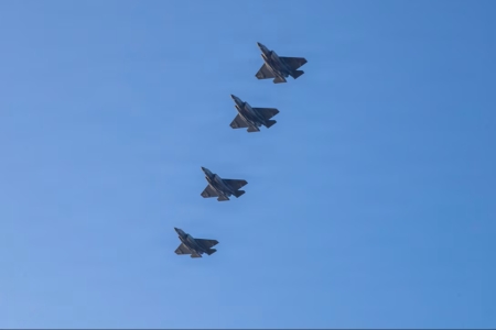 2026��3��3�գ����������ɻ���Խ�����ȼ�����ĸ�����ǲ�����‧�ֿϺš���CVN 72���ķ��мװ壬֧Ԯ��ʷʫ��ŭ�ж����� ������������Ƭ��