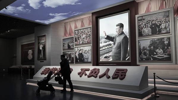 2026年3月1日,在全国人民代表大会年度会议开幕前夕,参观者走过位于北京的中国共产党博物馆