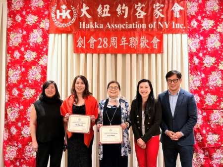 纽约市议员黄敏仪(右二)颁发褒奖状给钟艾霖与李惠萍,与国会众议员孟昭文、纽约州众议员金兑锡合影。