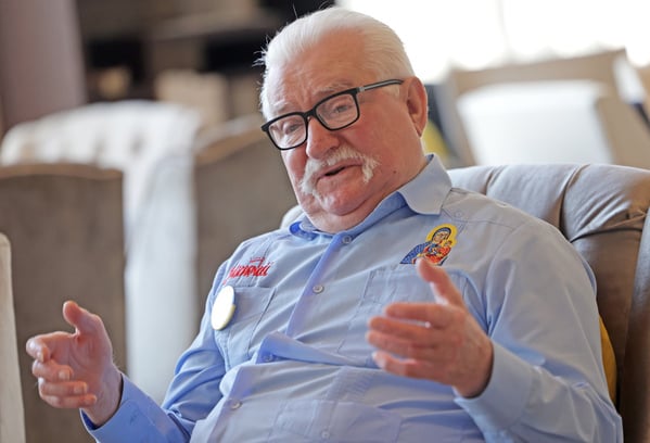 ����ǰ��ͳ����ɳ��Lech Wa?e?sa���ܷ�ʱ��ʾ���й�ʱ����̨��ʩѹ����̨��ȡ�÷ǳ��õ�ƽ�⣬��ֵ��������̾��