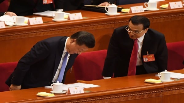 2017 年 3 月 5 日,中国国家主席习近平(左)和国务院总理李克强在北京人民大会堂举行的全国人民代表大会开幕会议结束时起身告别。