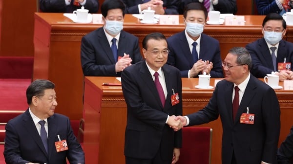 中国前总理(左二)李克强于 2023 年 3 月 11 日在中国北京举行的全国人民代表大会第四次全体会议开幕期间与中国国务院总理李强(右)握手。