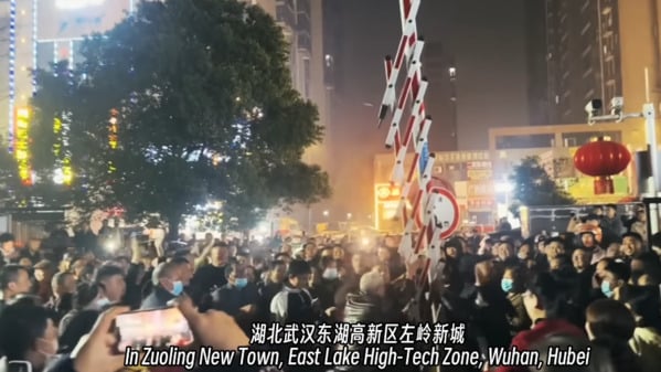 3月24日晚,武汉左岭新城上千业主与物业对抗,一夜拆除6个小区的收费杆,终结其强制收费计划。