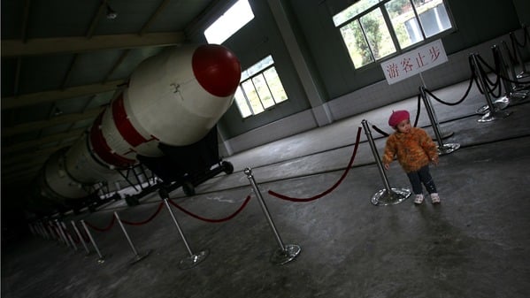 2007��10��20�գ��Ĵ�ʡ������һ��չ�����ڣ�һ����ͯ�ڳ������Ż��ǰ��ˣ����ͼƬ��Դ��Getty Images��