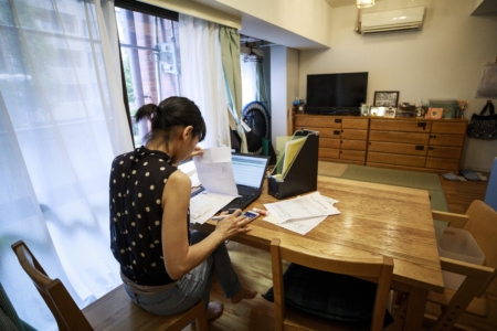 政府的政策最终会转化为民众每个月的账单。图为一名亚裔填写账单示意图。