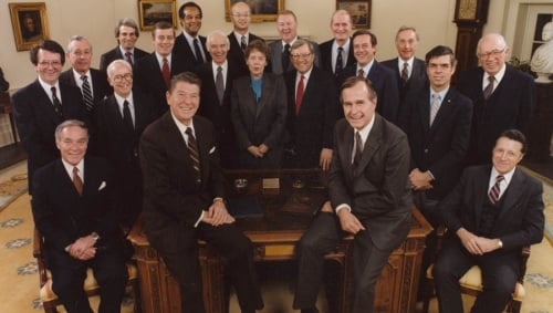 1981年2月4日,雷根总统与他的内阁阁员在白宫的总统办公室。