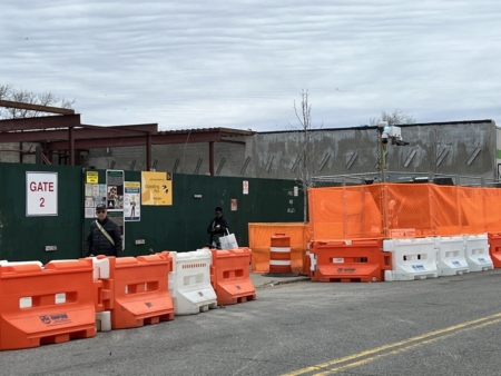 2134�������ӷǷ����������ͣ������2114�ŵĵؿ�ָ���δ��ɣ�¥���ȴ����׼�½�¥���ɣ������������������ɡ�