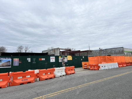 2134�������ӷǷ����������ͣ������2114��Dollar Tree�̵꣨ͼ�Ҳࣩ�ĵؿ�ָ���δ��ɣ�¥���ȴ����׼�½�¥���ɣ������������������ɡ�