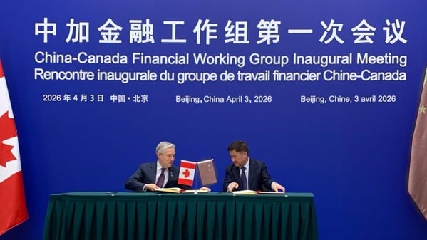 加拿大财长商鹏飞(右)与中国人民银行行长潘功胜(左)以及加拿大央行行长蒂夫·麦克勒姆共同启动了“加中金融工作组”,商鹏飞表示,这是两国在金融领域政策对话的重要重启,两国正在加强双边经济关系,推进多边合作。(加拿大财长商鹏飞推特账号)