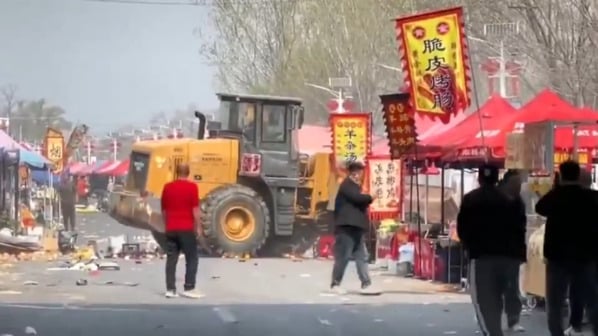 3��29�����磬�����з�ɽ���󺫼̴����˿�������ײ��Ⱥ��