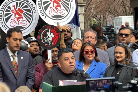 ����������Ա���ᣨLos Deliveristas Unidos����ͬ������Gustavo Ajche��ʾ��ϣ��δ���ܰ�����Ա��Ϣվ��չ���������