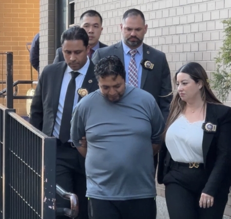 法拉盛四死火灾被认定为纵火案,嫌犯Roman Amatitla在4月8日走出109分局。