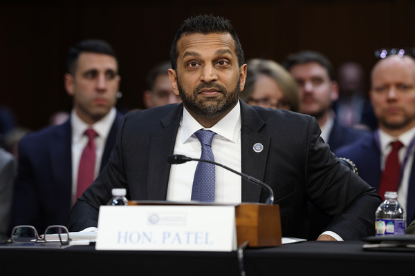 2026��3��18�գ��������֣�FBI���ֳ���ʲ?���ض���Kash Patel����ϯ�ڹ��ز���Ժ�칫¥���еĲ���Ժ�鱨ίԱ��ȫ����в��֤�ᡣ