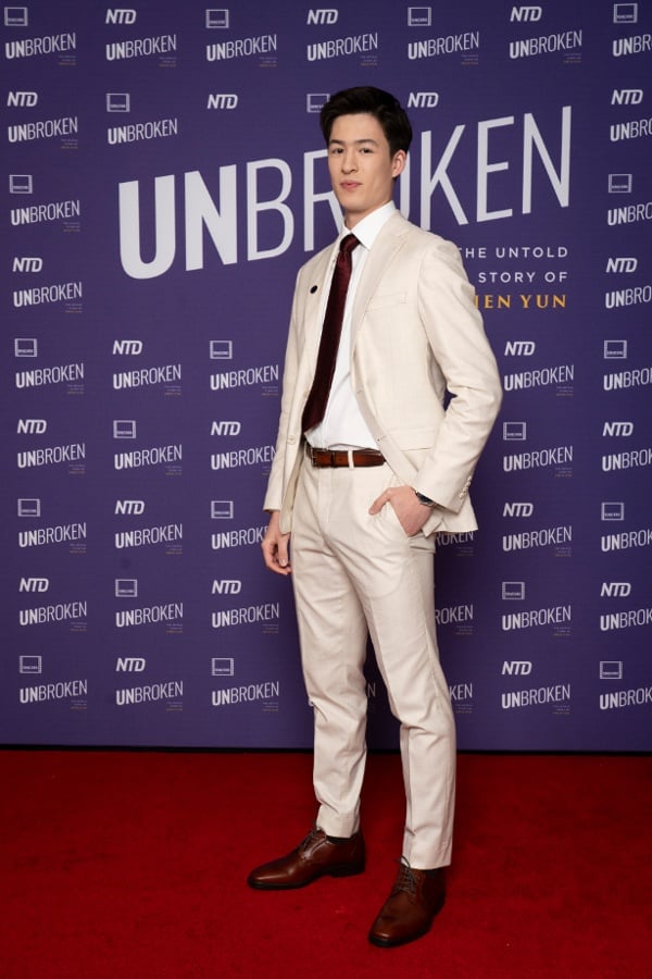 2026��4��22��������¼Ƭ���᲻�ɴݣ�����Ļ��Ĺ��¡��ڶ��׶���м��ô���ӳʽ��ͼΪ�����Jessie Browde��һ���Ŀ�����ӳʽǰ�ĺ�̺���ࡣ