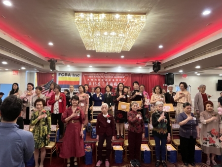 当美国国歌奏响的时候,现场五十位“幸福妈妈”肃然起立。