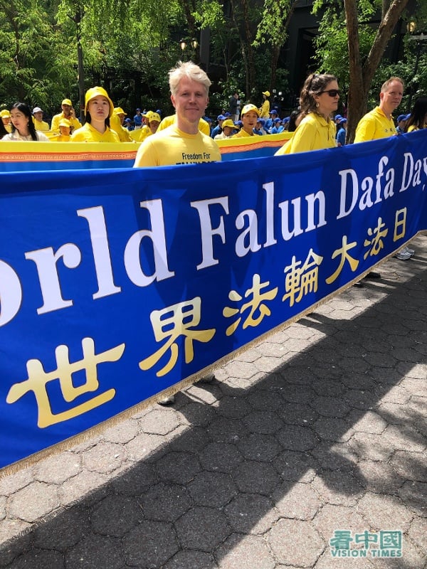 来自加拿大的法轮功学员奥利弗(Oliver)是一名成功的房地产商人