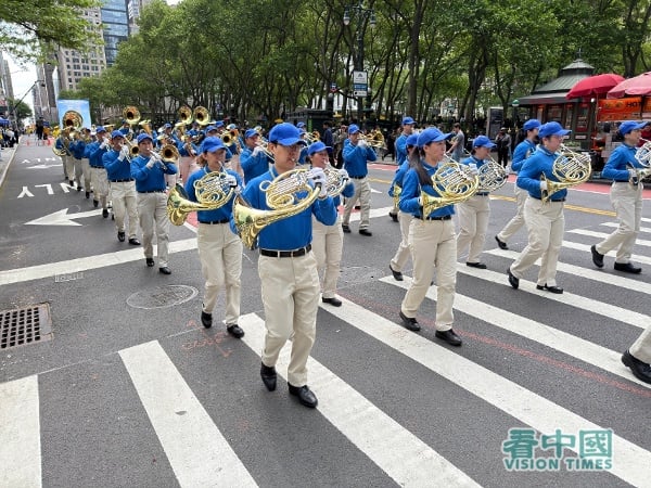 2026年5月13日,是第27个“世界法轮大法日”。在美国纽约曼哈顿,上千名来自不同国家、不同社会阶层、不同年龄的法轮功学员举办游行,向人们传送法轮大法的美好。