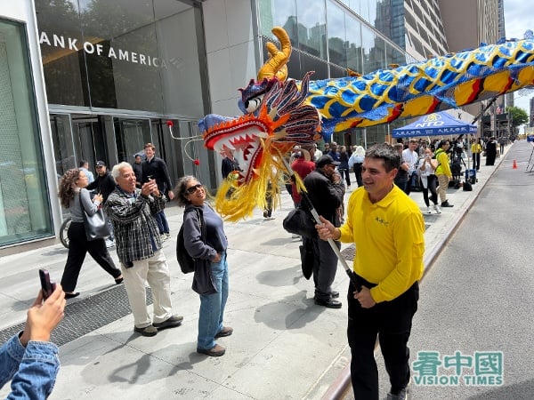 2026年5月13日,是第27个“世界法轮大法日”。在美国纽约曼哈顿,上千名来自不同国家、不同社会阶层、不同年龄的法轮功学员举办游行,向人们传送法轮大法的美好。