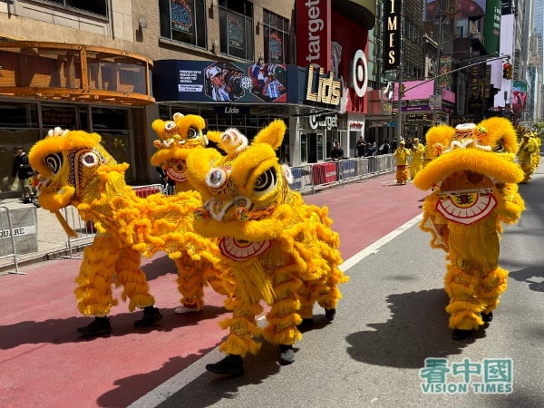 2026年5月13日,是第27个“世界法轮大法日”。在美国纽约曼哈顿,上千名来自不同国家、不同社会阶层、不同年龄的法轮功学员举办游行,向人们传送法轮大法的美好。