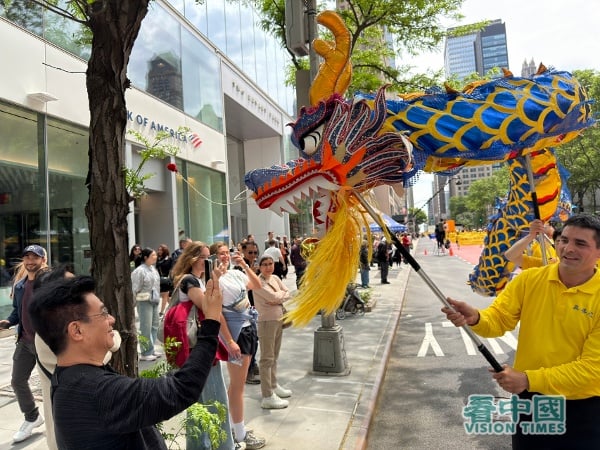 2026年5月13日,是第27个“世界法轮大法日”。在美国纽约曼哈顿,上千名来自不同国家、不同社会阶层、不同年龄的法轮功学员举办游行,向人们传送法轮大法的美好。