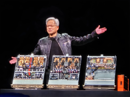 英伟达执行长黄仁勋出席COMPUTEX 2025主题演讲,介绍辉达晶片产品。(侯骏霖/大纪元)