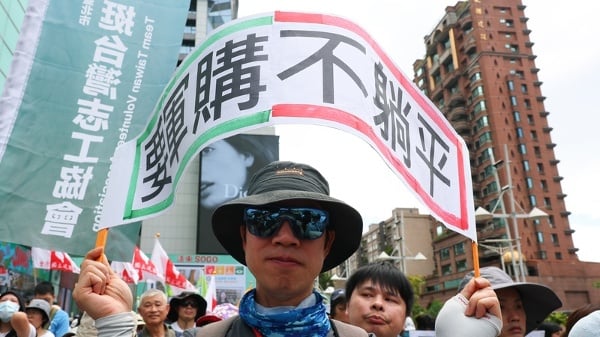 台湾公民阵线、台湾经济民主连合等民团23日在台北举行“真和平,要国防”523游行,与会民众高举“要军购不躺平”标语表诉求。
