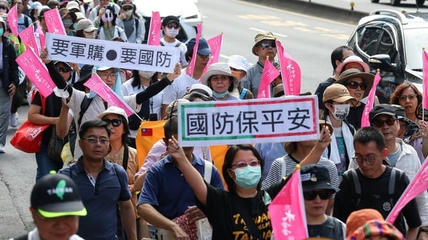 多个民团共同发起“真和平,要国防”523游行,23日下午在台北集结出发,参与民众高举“国防保平安”等标语表达诉求。