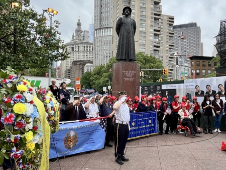 5月25日,纽约华裔美国退伍军人会国殇日纪念活动在华埠刘国梁广场(Lt. Kimlau Square)举行。