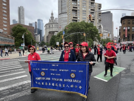 5月25日,纽约华裔美国退伍军人妇女会游行队伍。