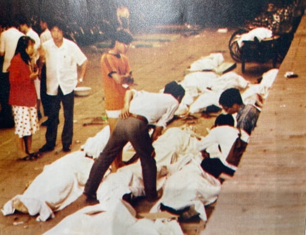 在死人堆中找同学