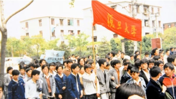 八九学潮开始后,复旦大学的学生在上海游行。