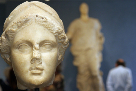 �ǵٱ�������ݣ�Getty Villa Museum��չ��һ��ϣ������ʯ�ŵ���ͷ����ܣ�������������������Լ��Ԫǰ160����150�ꡣ��GABRIEL BOUYS/AFP via Getty Images��