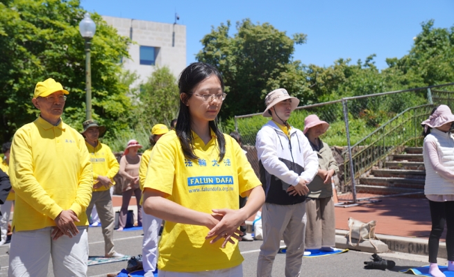 2026年5月30日、31日,华府部分法轮功学员在中共驻美大使馆前集会、炼功,要求释放近期被武汉警方非法绑架、关押的法轮功学员王友梅、童淑英等人。(李辰/大纪元)