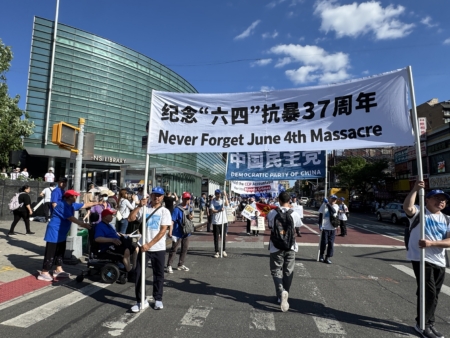 王军涛说:六四不仅是共产党屠杀人民的日子,而且是中国人民反抗暴政的日子,所以制作了横幅“纪念六四抗暴37周年”。