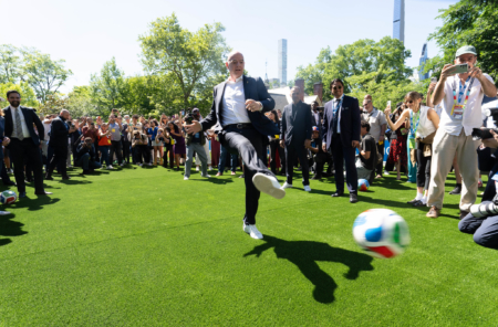 FIFA主席因凡蒂诺(Gianni Infantino)朝球门试踢。
