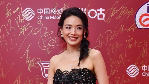 舒淇在上海举行的第25届上海国际电影节开幕式上登上红地毯。